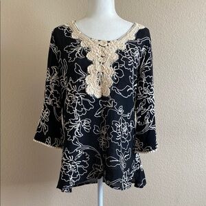 New Lauren Michelle Black and Cream Blouse